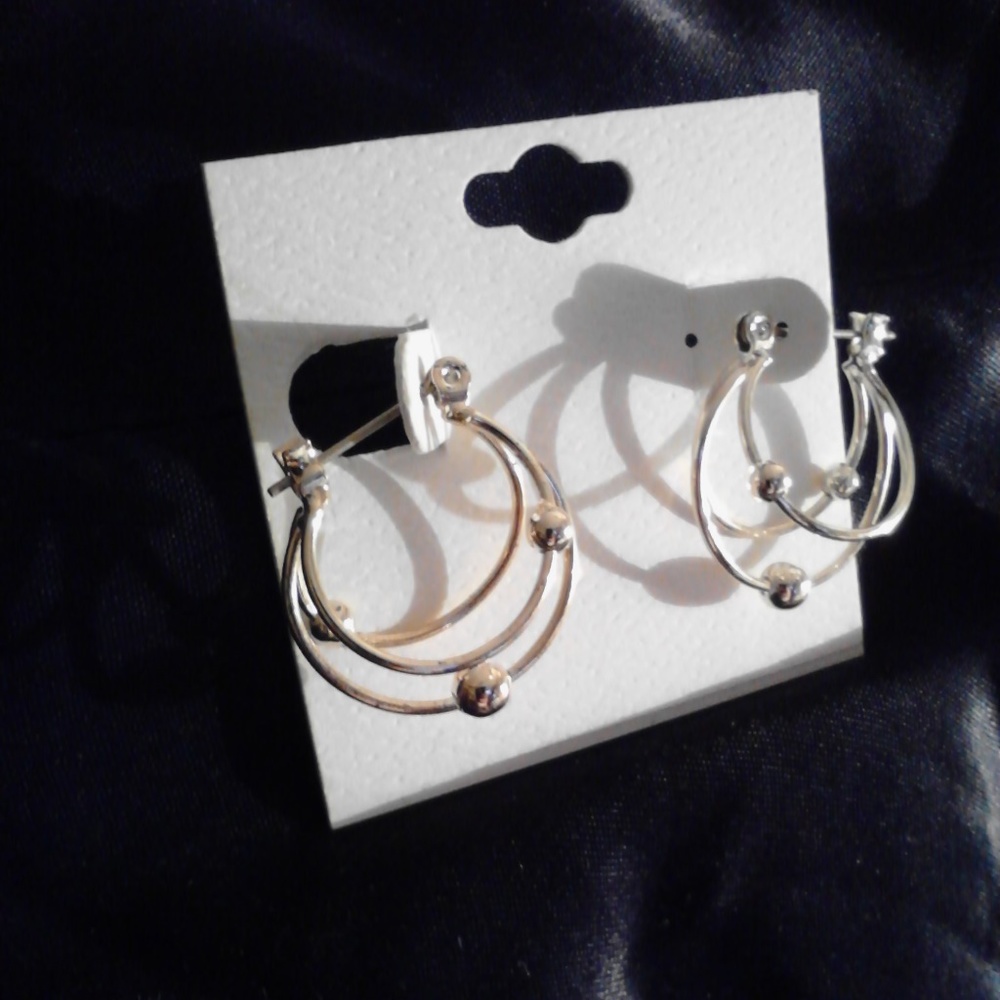 NWOT 3 Hoop Earrings/Snap Closure/Silvertone